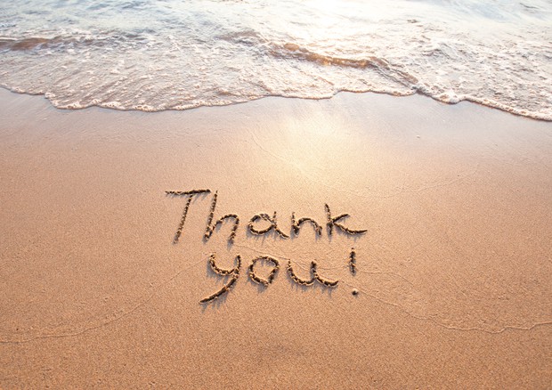 gratitudine-ringraziamento-thank you-spiaggia-scritta-sabbia-onde-mare